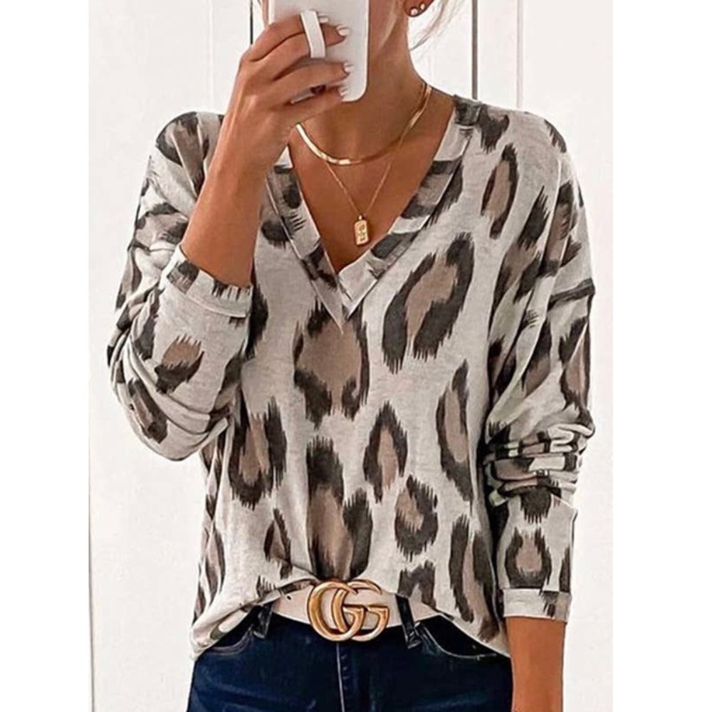 NWT! Boutique Grey LEOPARD V Neck Pullover! 🌸